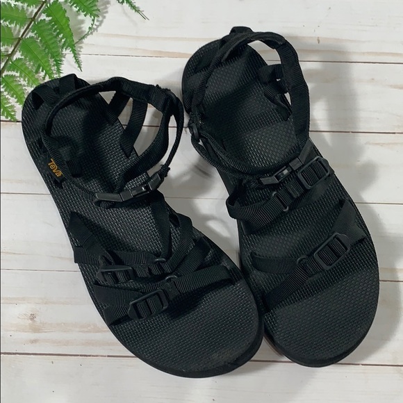 strappy buckle sandals